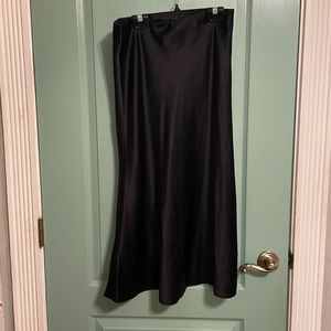 Selling a soft black skirt 100% silk